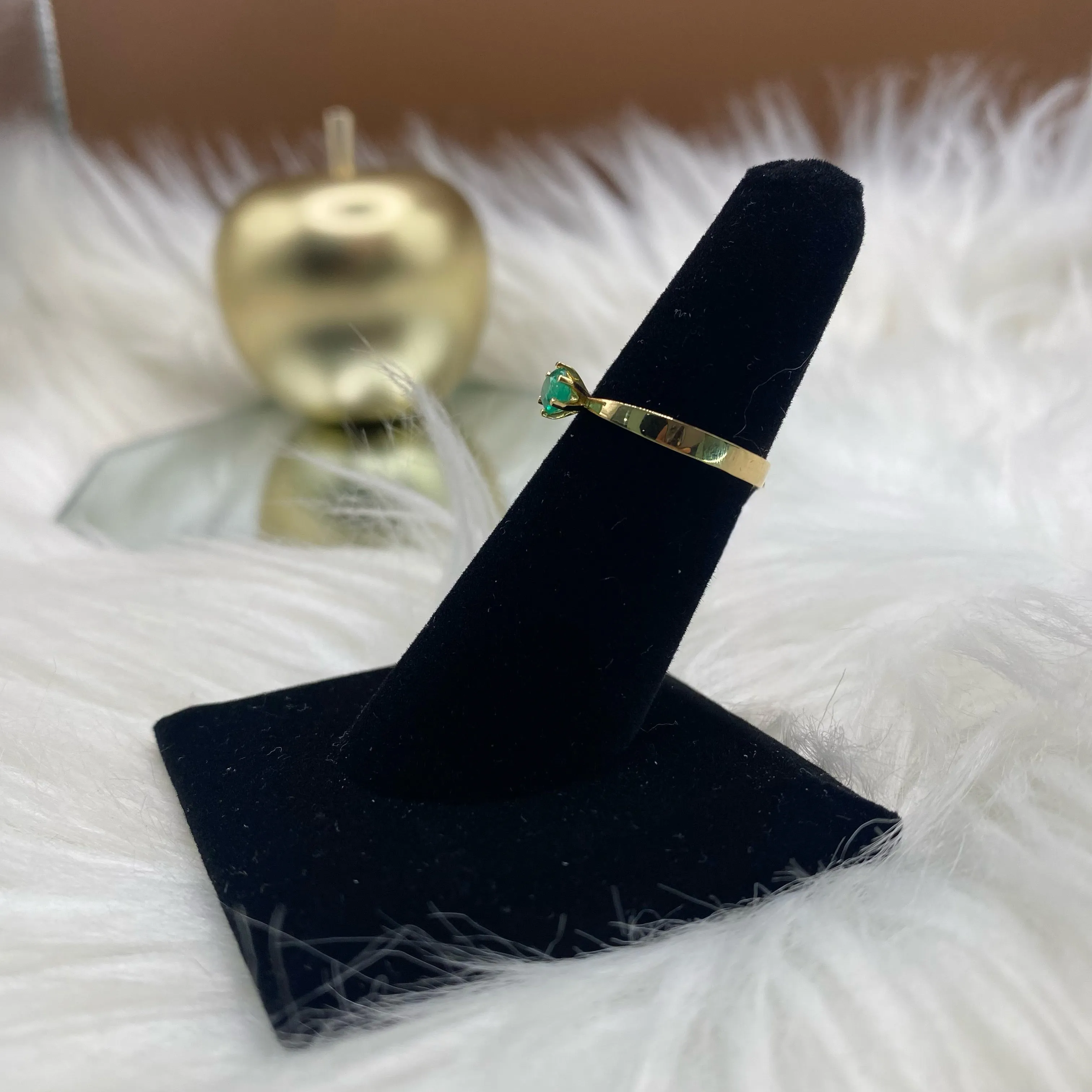 18K Yellow Gold Luxury Ring With Emerald / 1.8gr / Size 6