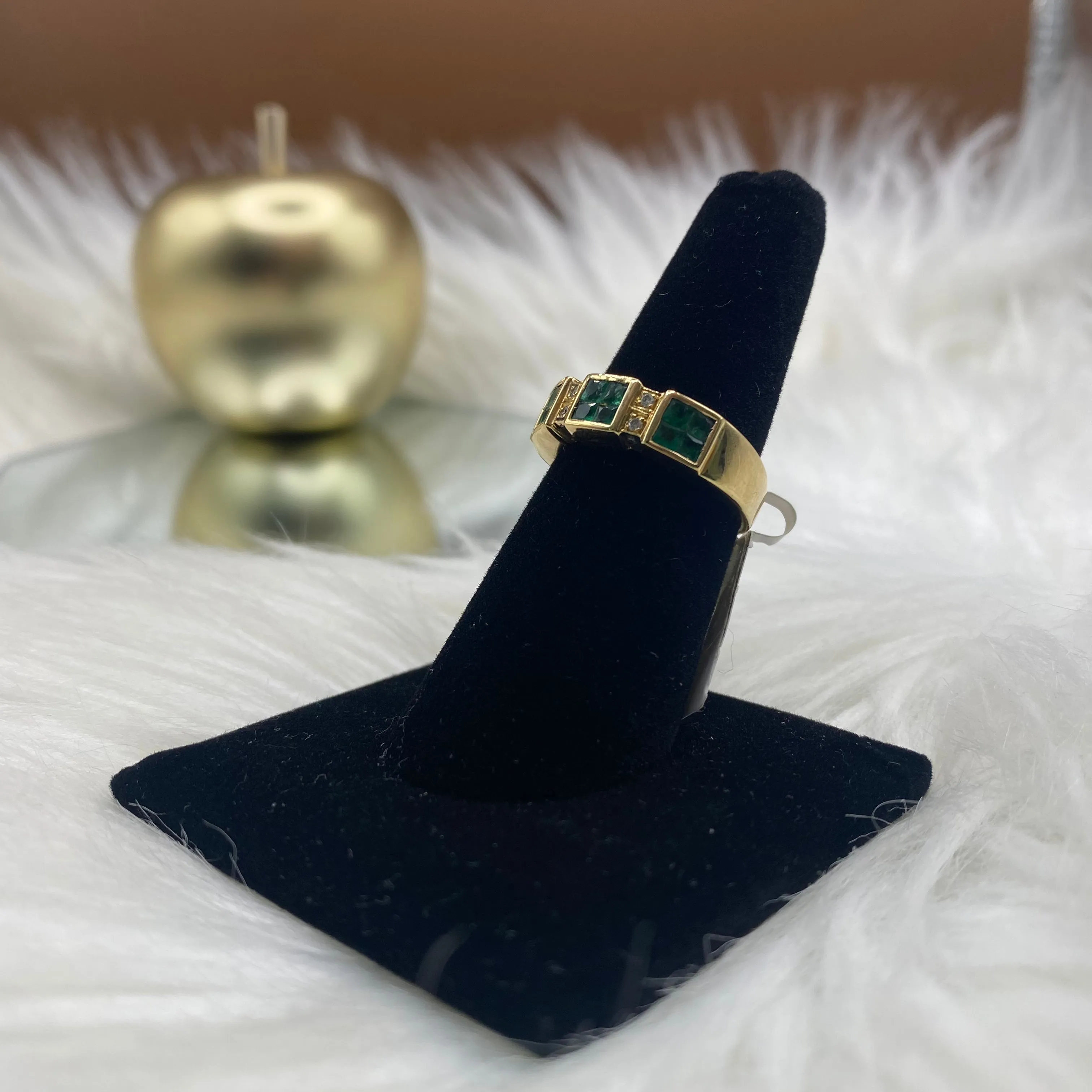 18K Yellow Gold Luxury Ring With Emerald / Ct Dia / 5.2gr / Size 7