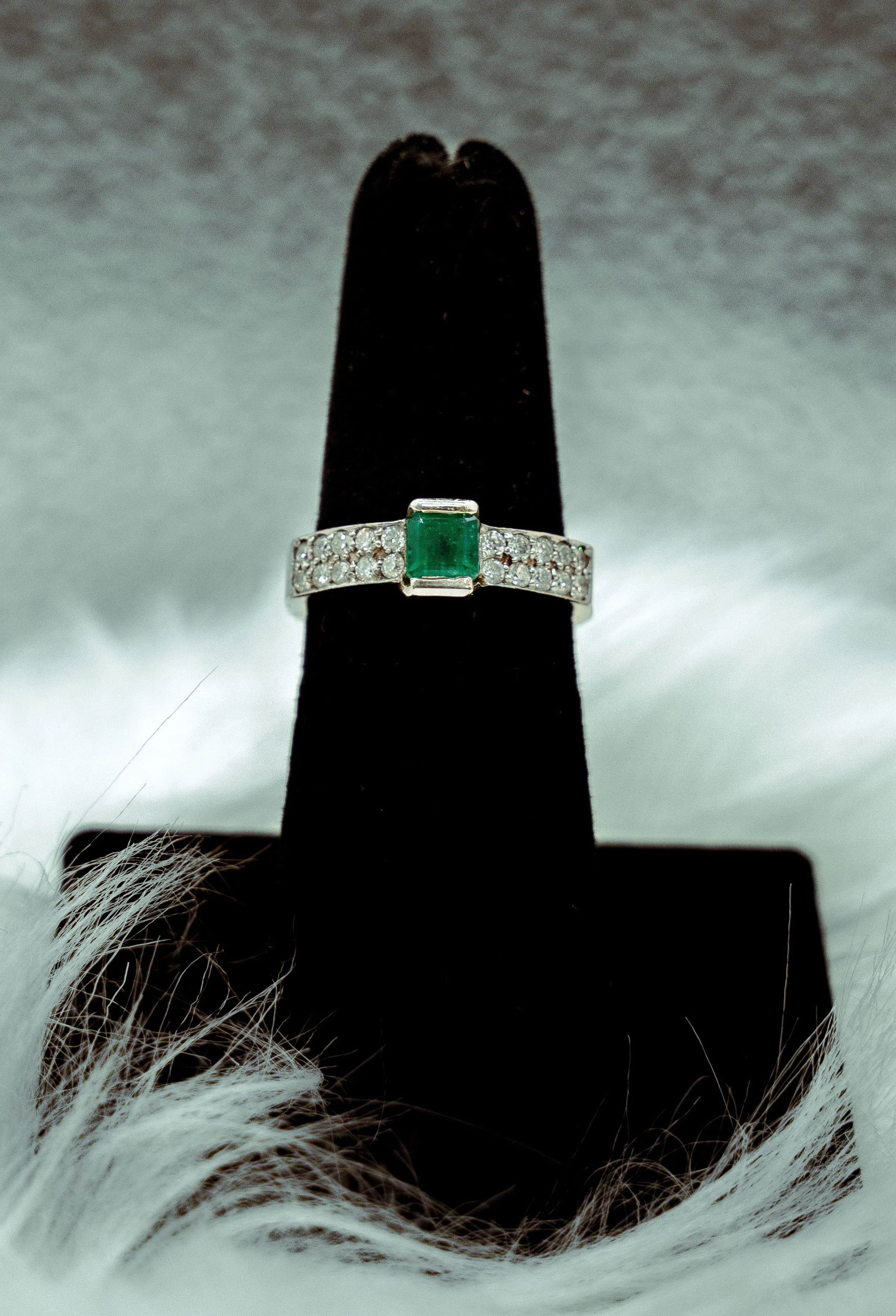 Diamonds Ring 14K White Gold With Emerald / 4gr / Size 6.5