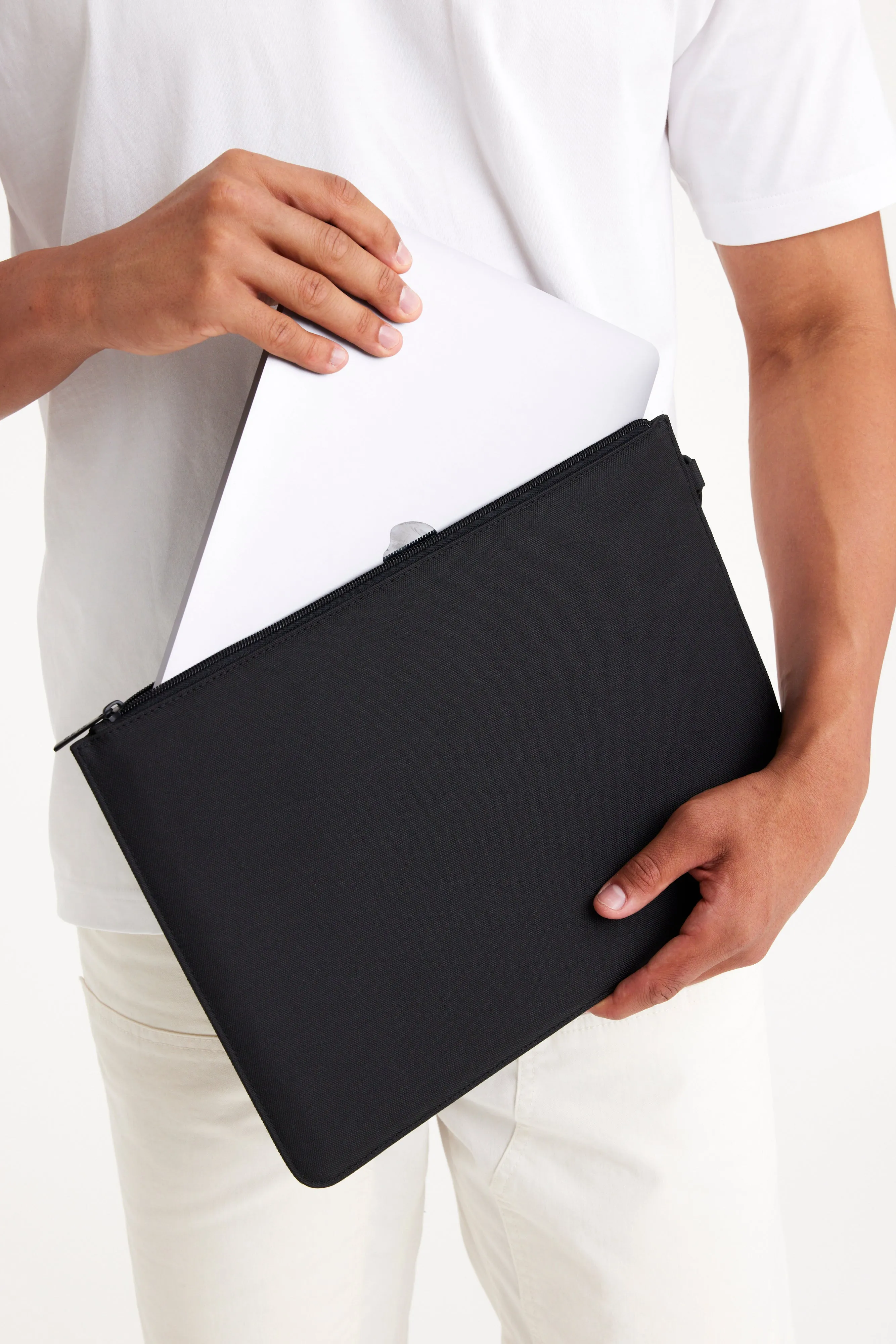 The BÉISics Laptop Pouch in Black