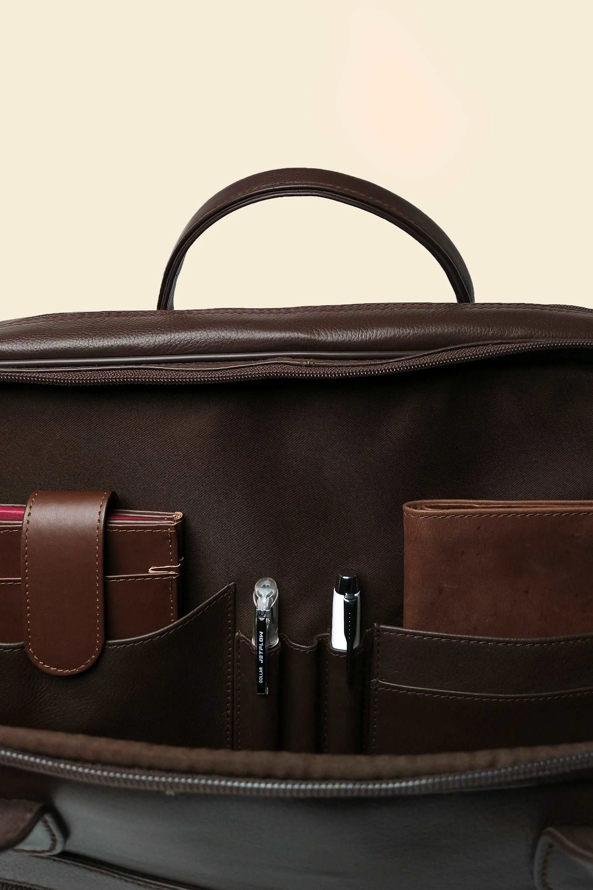 TP The Extendable Travel laptop Bag // Brown