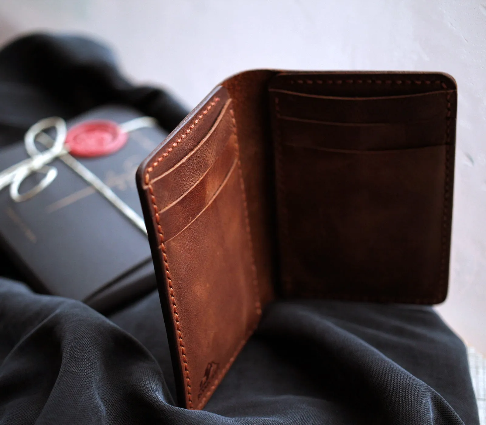 Vertical Bifold Leather Wallet - Laodikya